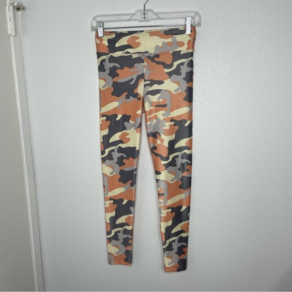 Revolve Koral Lustrous High Rise Legging in Rose Quartz Camo size M - Picture 2 of 11